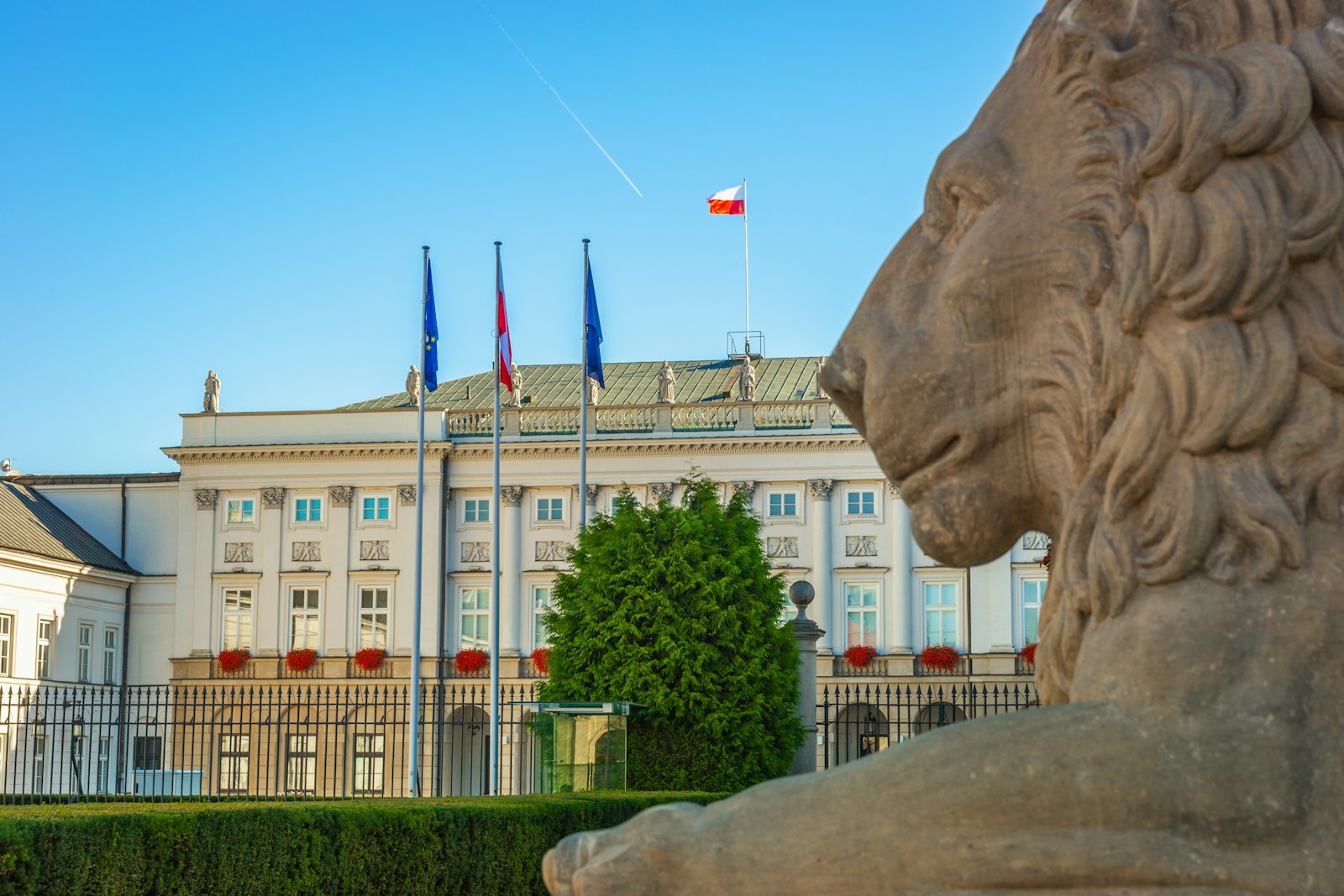 Budynek instytucji publicznej z polską flagą